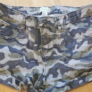 Forever 21 camo shorts EUC sz 28 denim